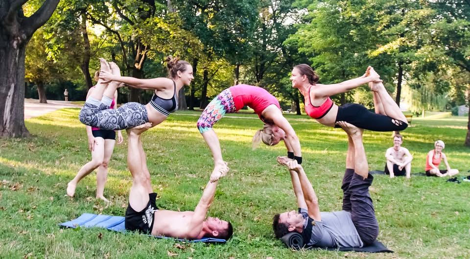 Edit: Středeční AcroYoga Jam v Lužáneckém parku 23. 4. od 17:00