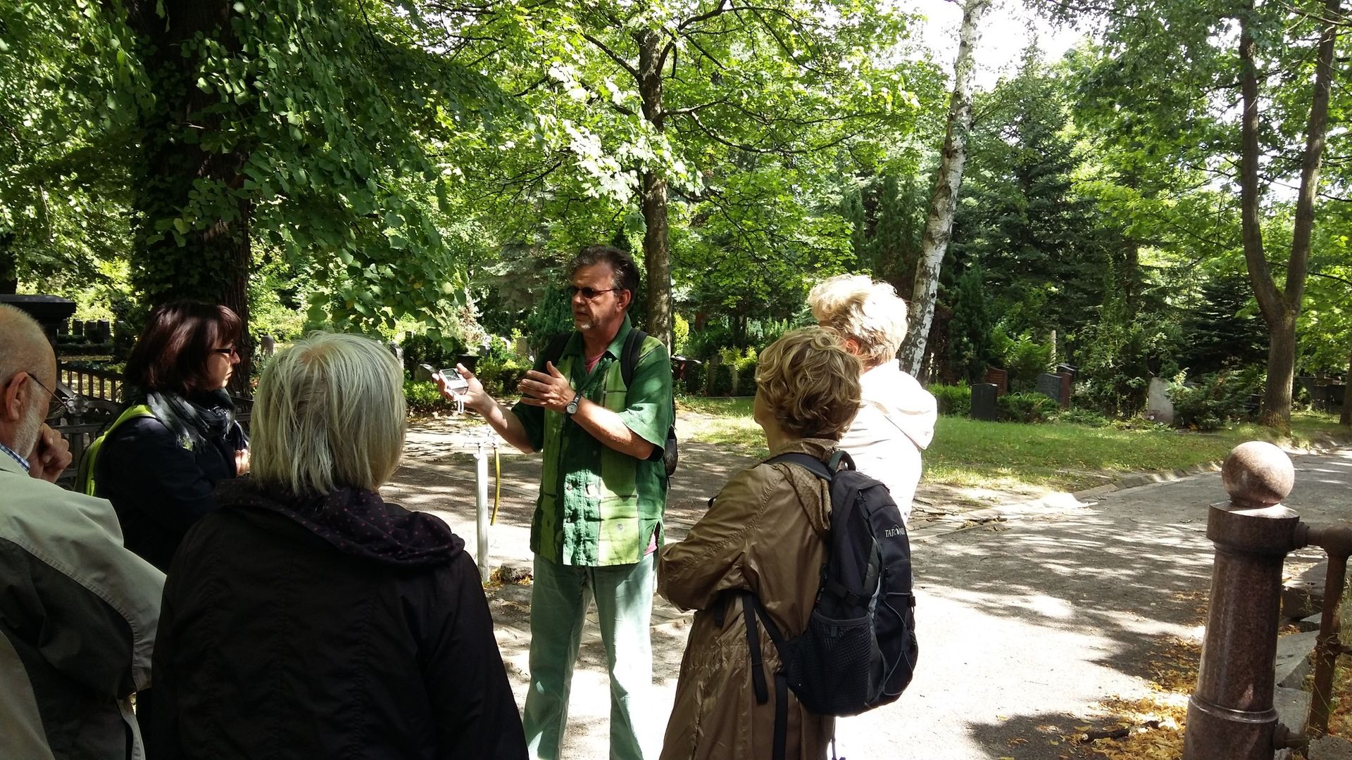 Vom Mauerblümchen zur Libanonzeder - Botanische Kostbarkeiten auf evangelischen Friedhöfen