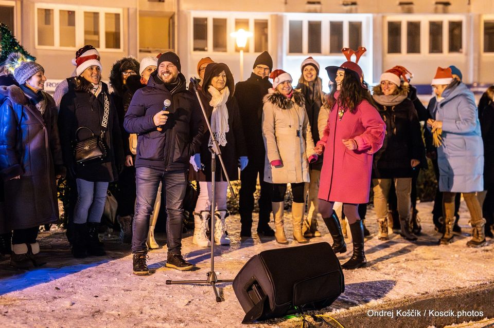 Koncert Zboru Spievanie nás baví pod vedením Anny Re na Otvorení Karlovesského adventu