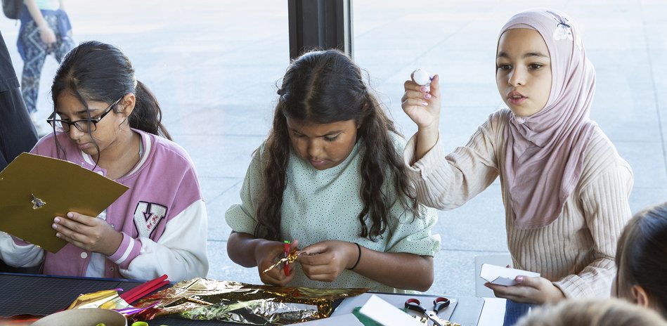 Drop-In Workshop for Families: Lygia Clark | New National Gallery