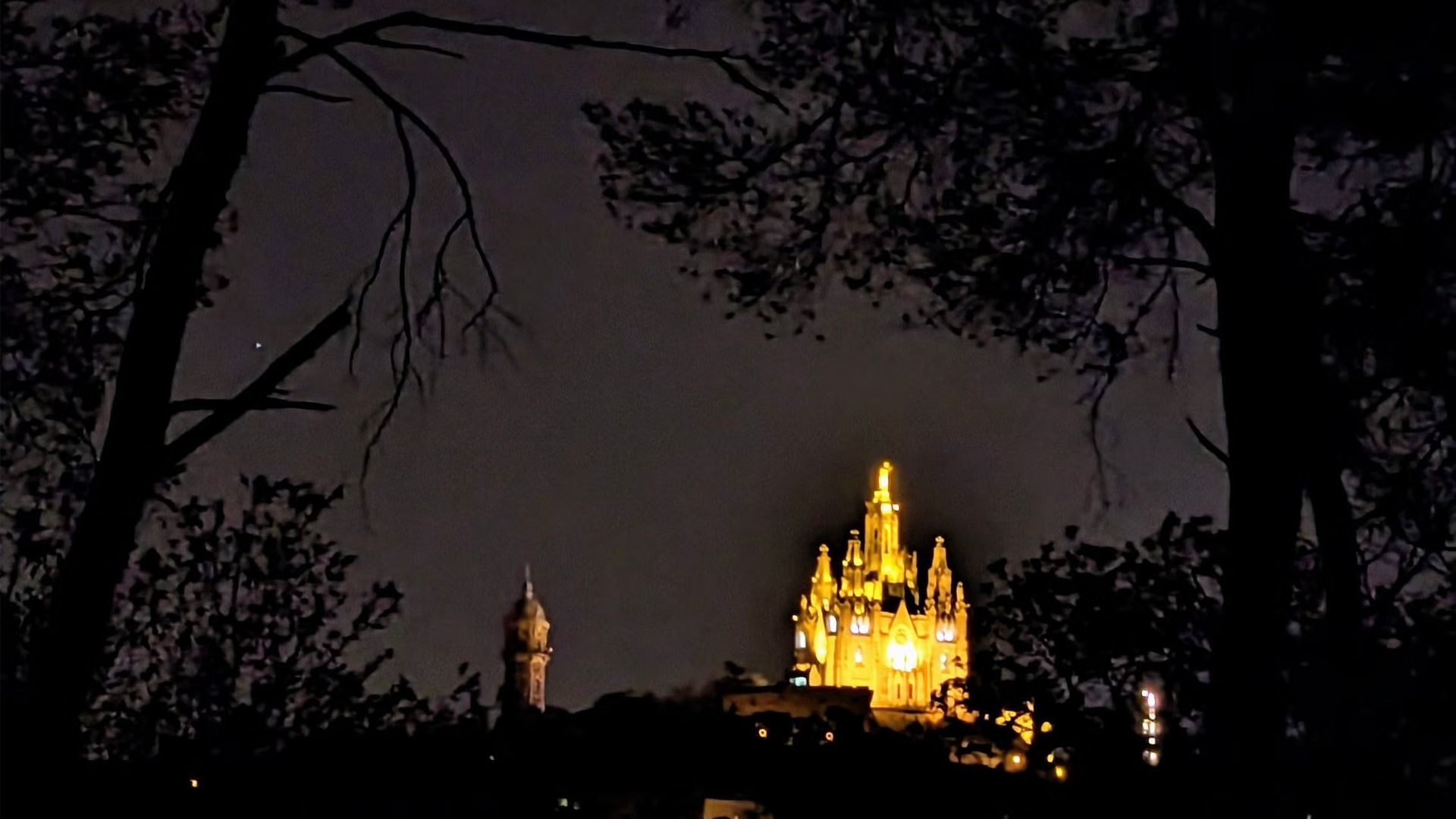 📸🌝 Hiking and photography of the Full Moon through Tibidabo 🏔️🌆