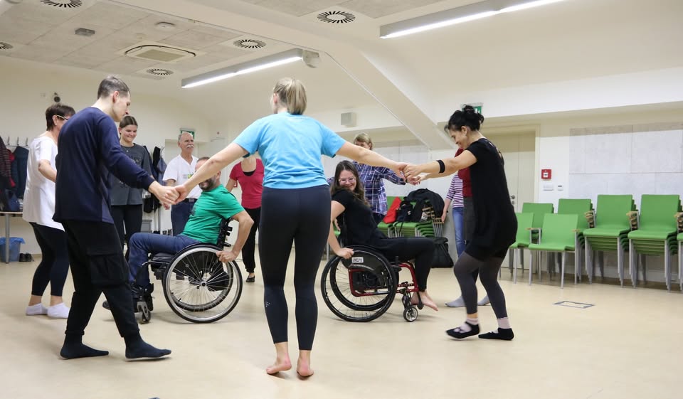 DanceAbility - vedená lekce pohybové improvizace - lekce je zdarma