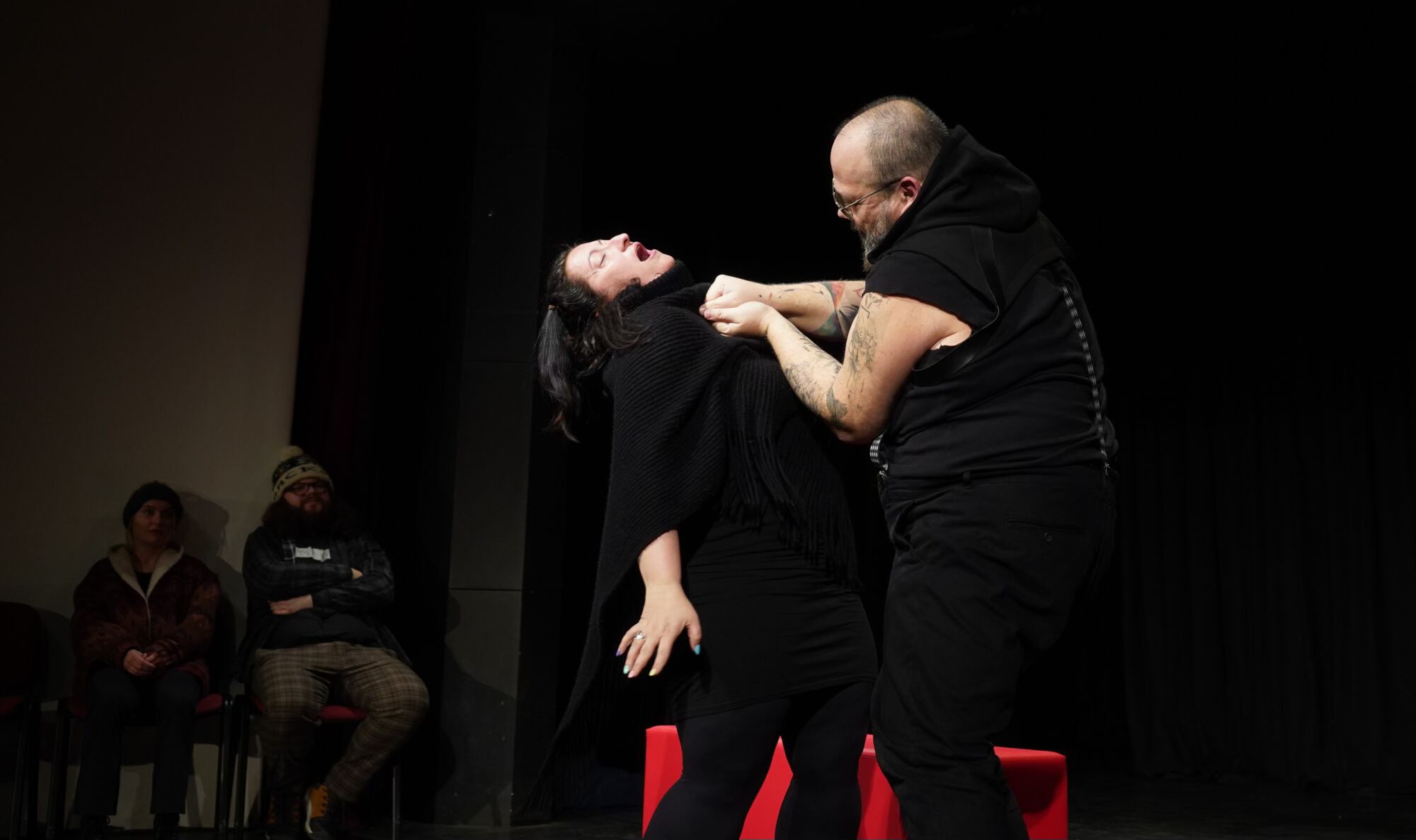 Blízkost, hloubka a herectví v divadelní improvizaci