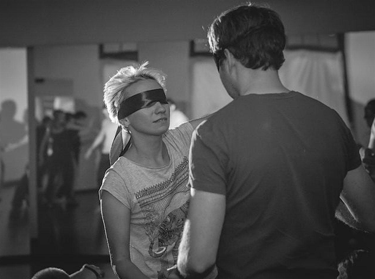 Dancing in the Dark. Eyes-closed movement experience