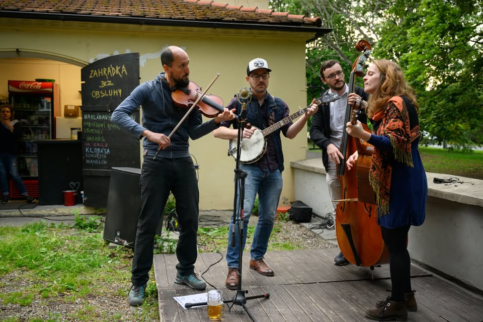 BUSKING NA ZAHRÁDCE: Table Mountain String Band