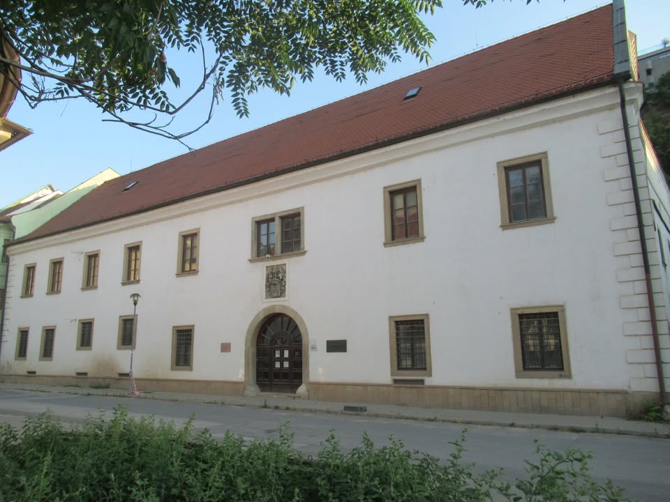 HRADNÉ PUTOVANIE - sprevádzanie výstavou spojené s prechádzkou historickou Bratislavou