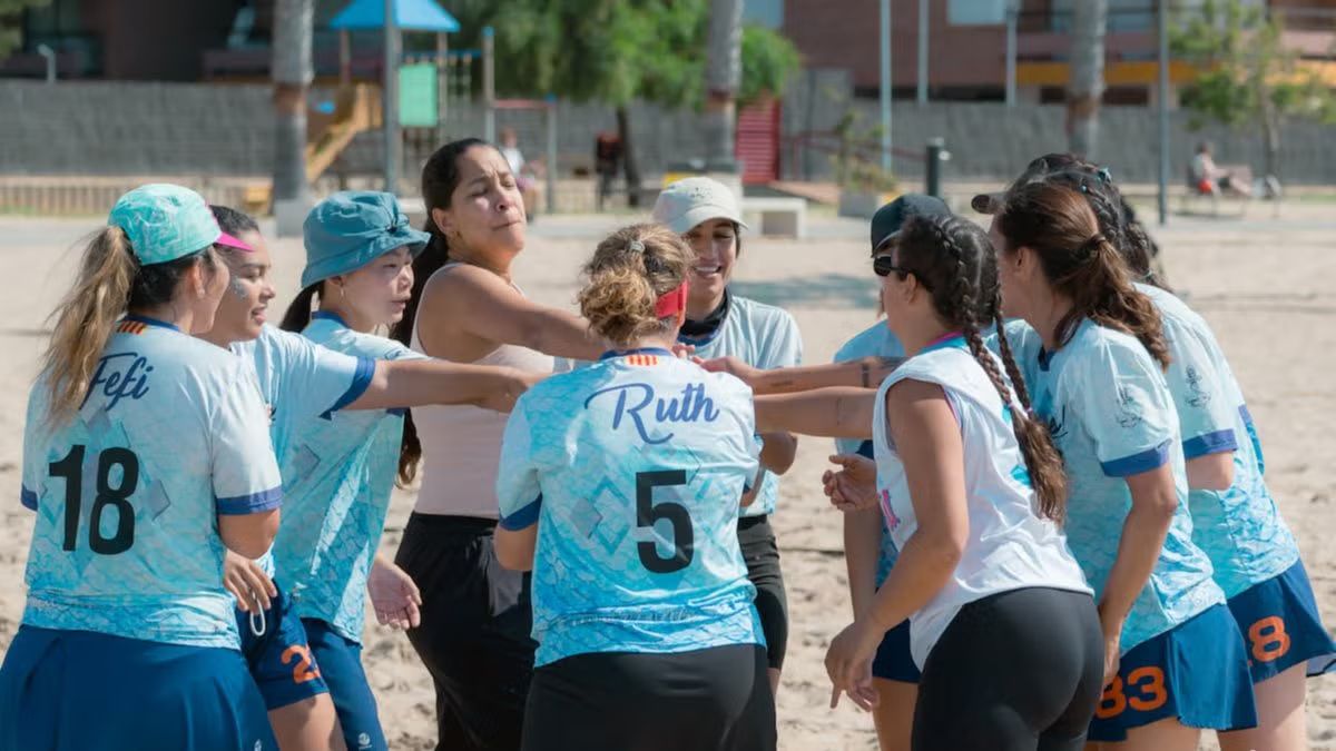 Women's Beach Ultimate Frisbee Training