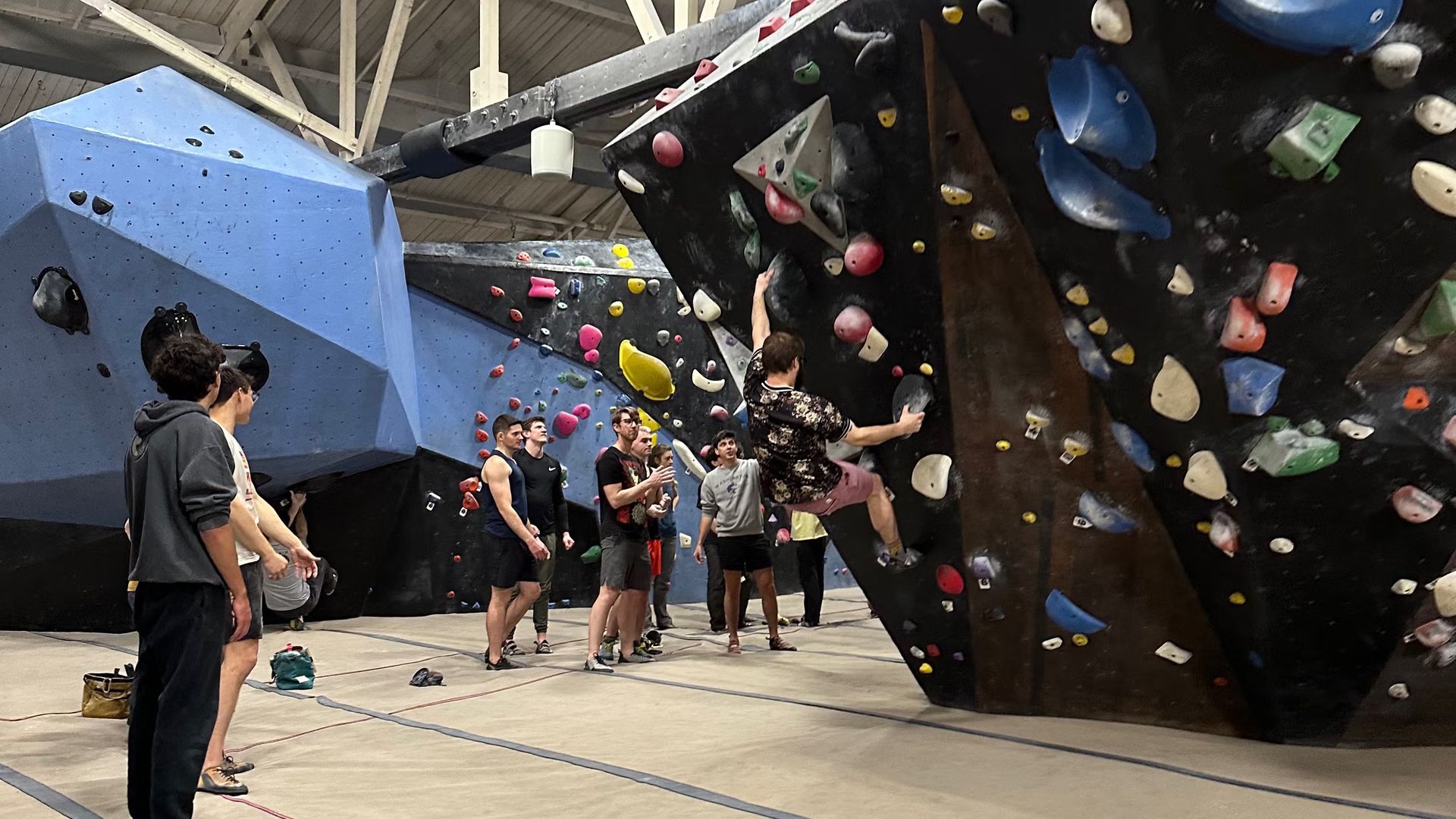 Bouldering & Social Beginner-Friendly Climbing