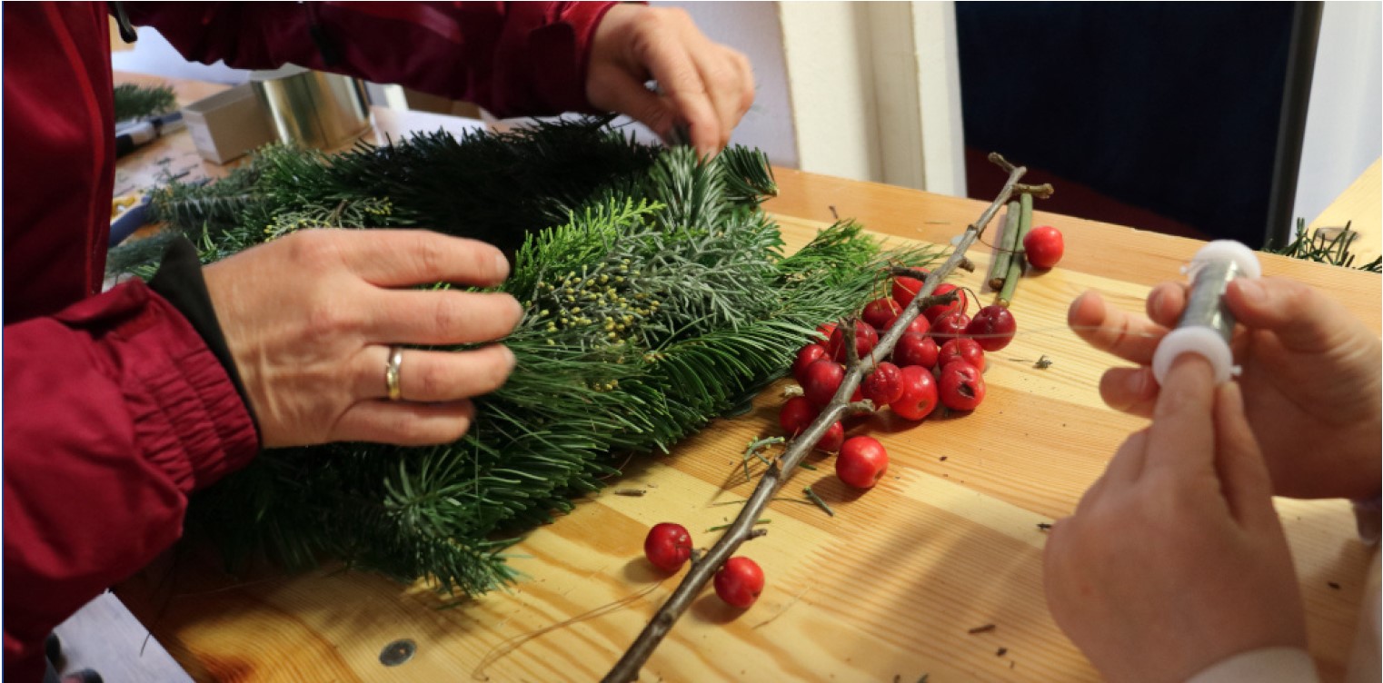 Gemeinsames Adventskranzbinden mit leckerem Punsch