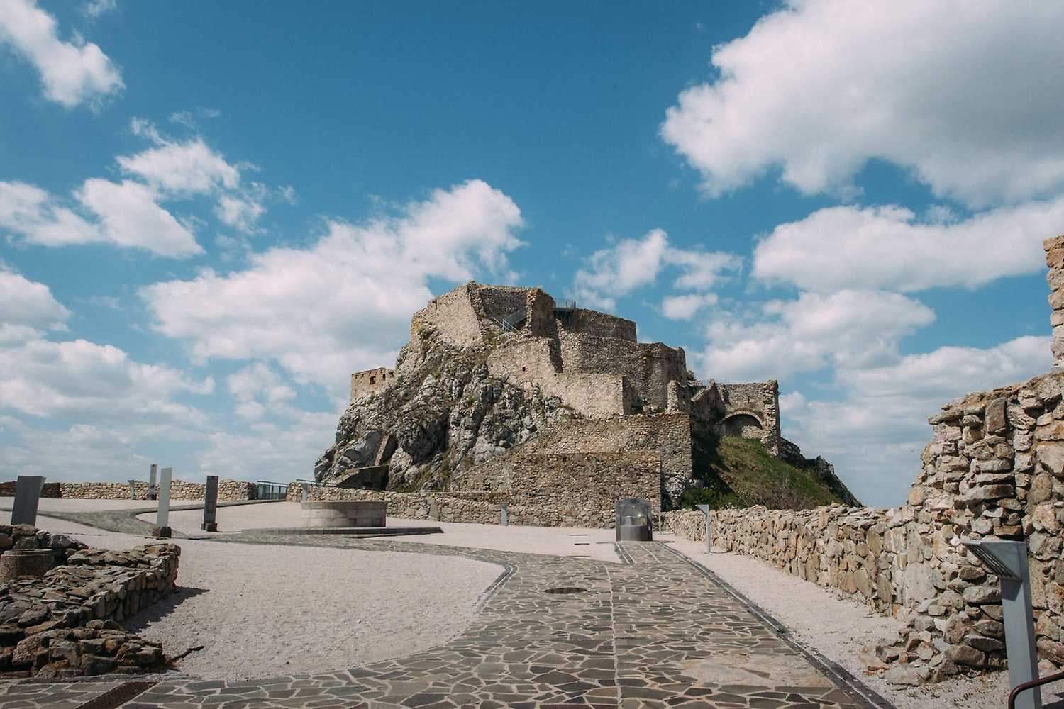 Čiastočné zatmenie slnka na Hrade Devín