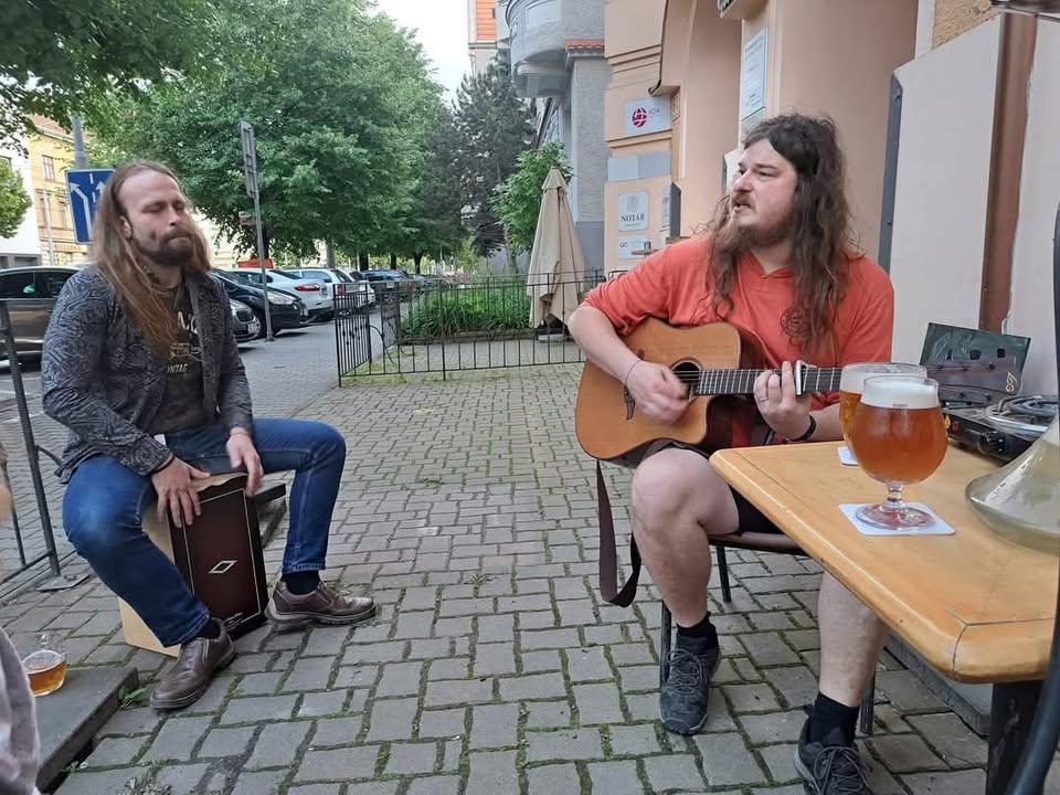 První letošní kytarovka na zahrádce