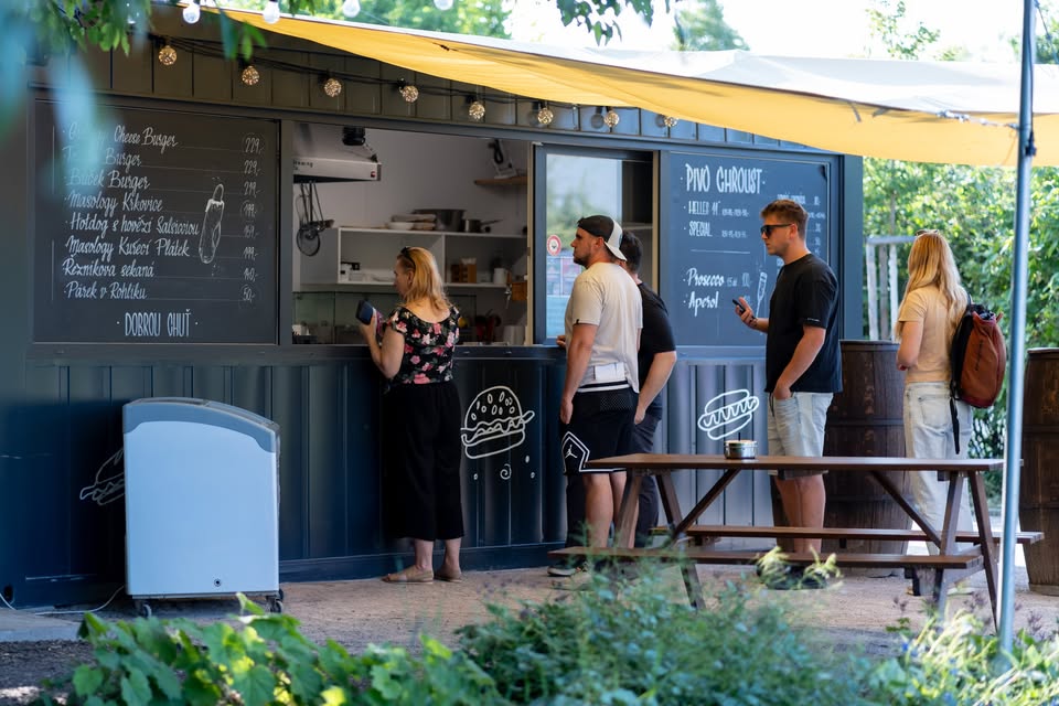 Letní vínový pop-up s Maykou z Just Wine, grilovaná makrela a Martin Ševčík na kytaru!