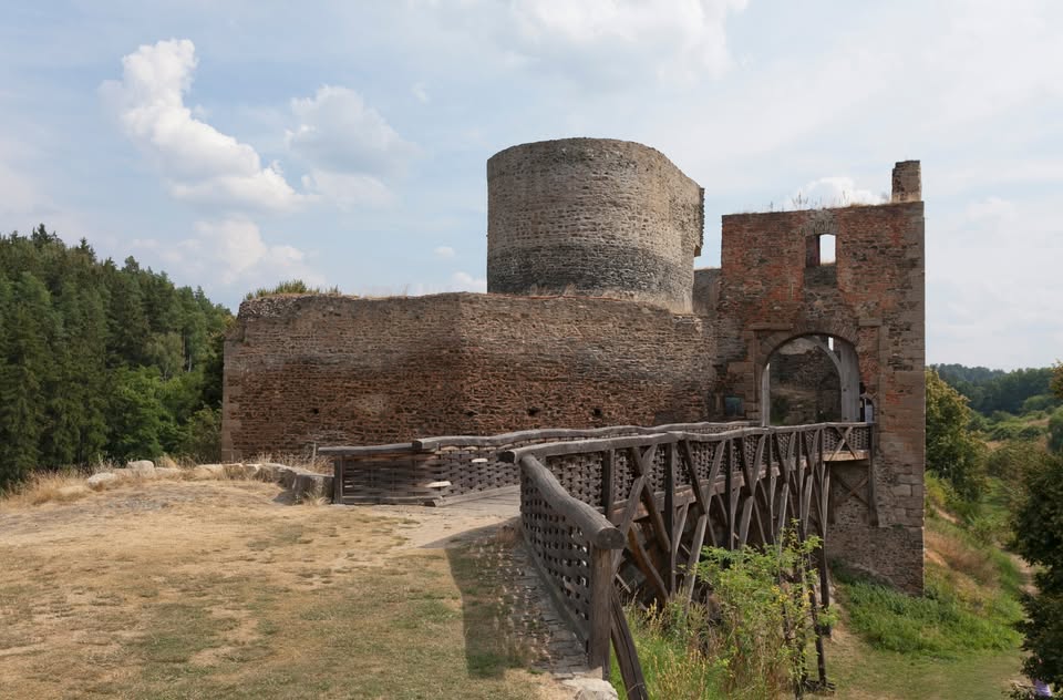 Pěší výlet do údolí Javornice a na hrad Krakovec