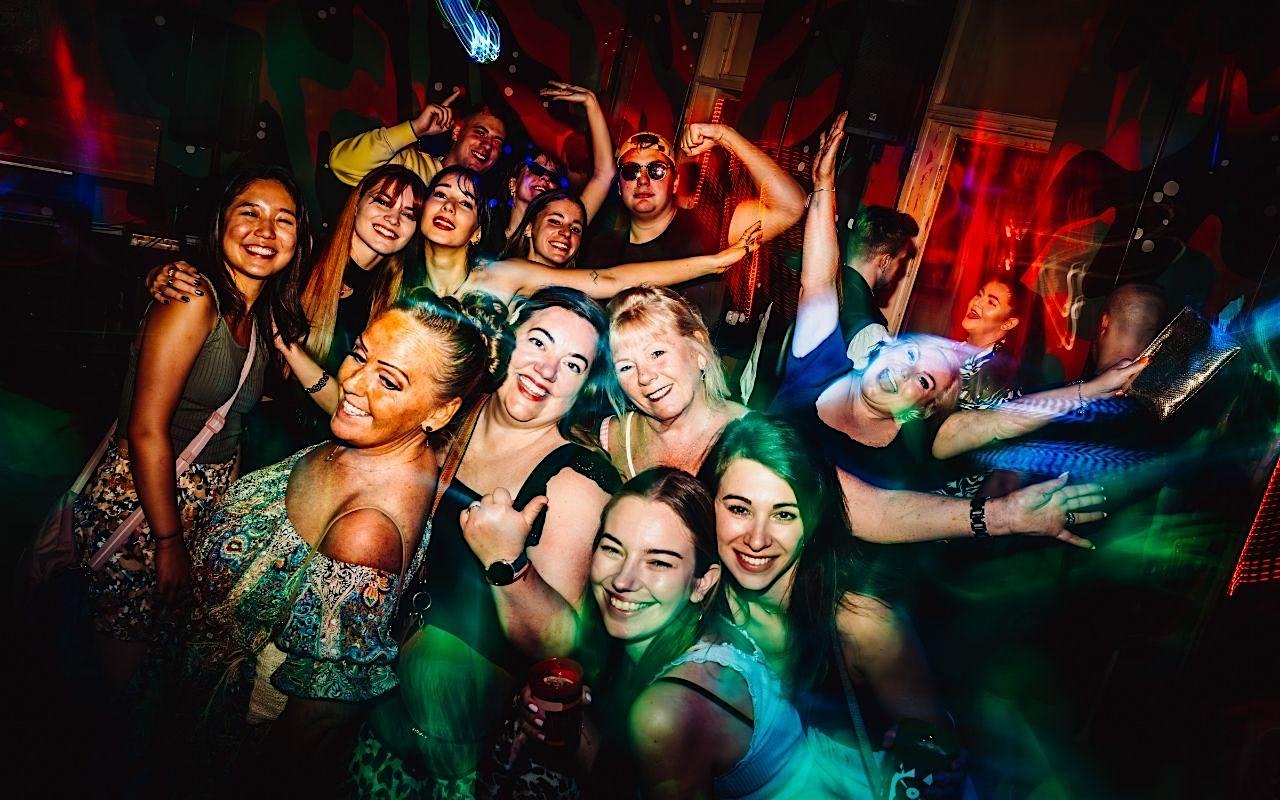 Berlin: New Year's Eve Pub Crawl With 2 Hours Open Bar