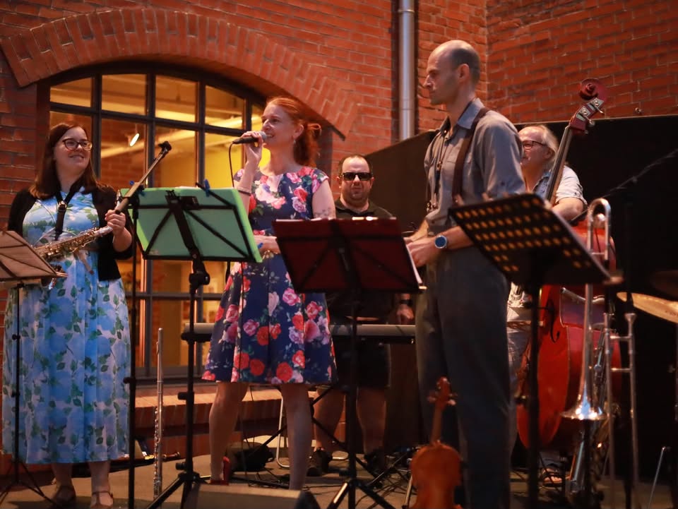 The jazzchat in the café threshold