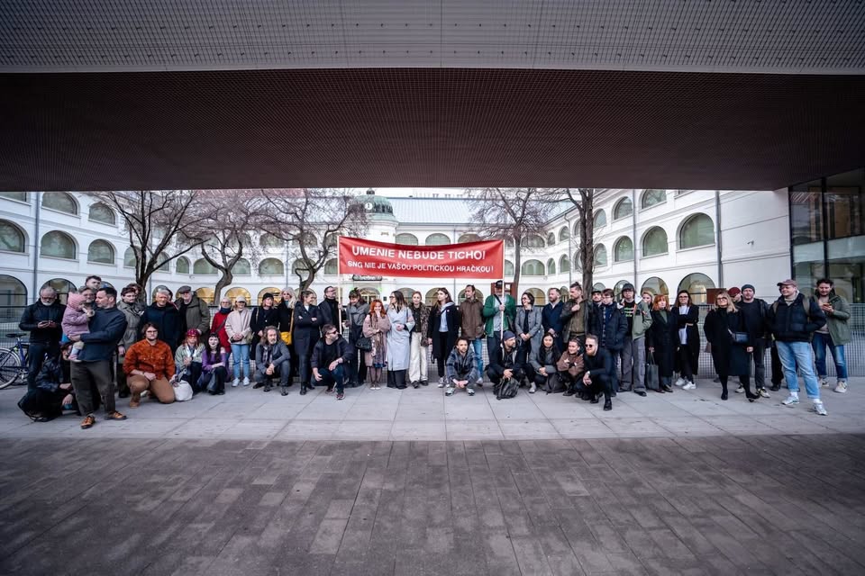 Protest pred MKSR // Záver umeleckého štafetového protestu