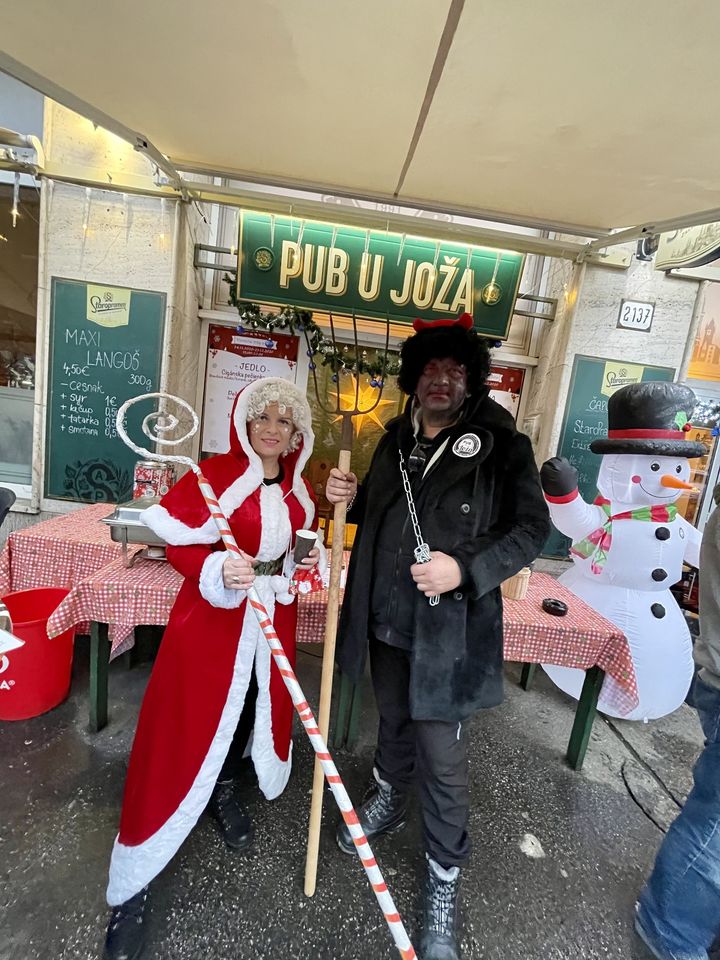 🎅 Mikuláš a živá hudba 🎻  - Vianočný stánok u Joža 🎄