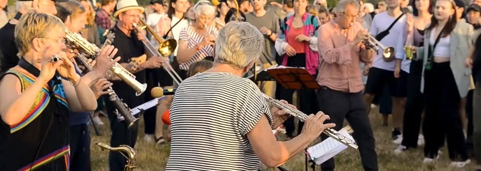 Das BLACKBIRD CAFÉ ORCHESTRA spielt in der Freilichtbühne Spandau umsonst und draußen