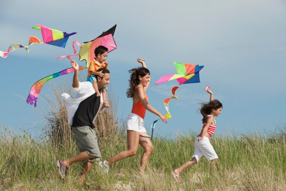 Parenting meetup: flying kites