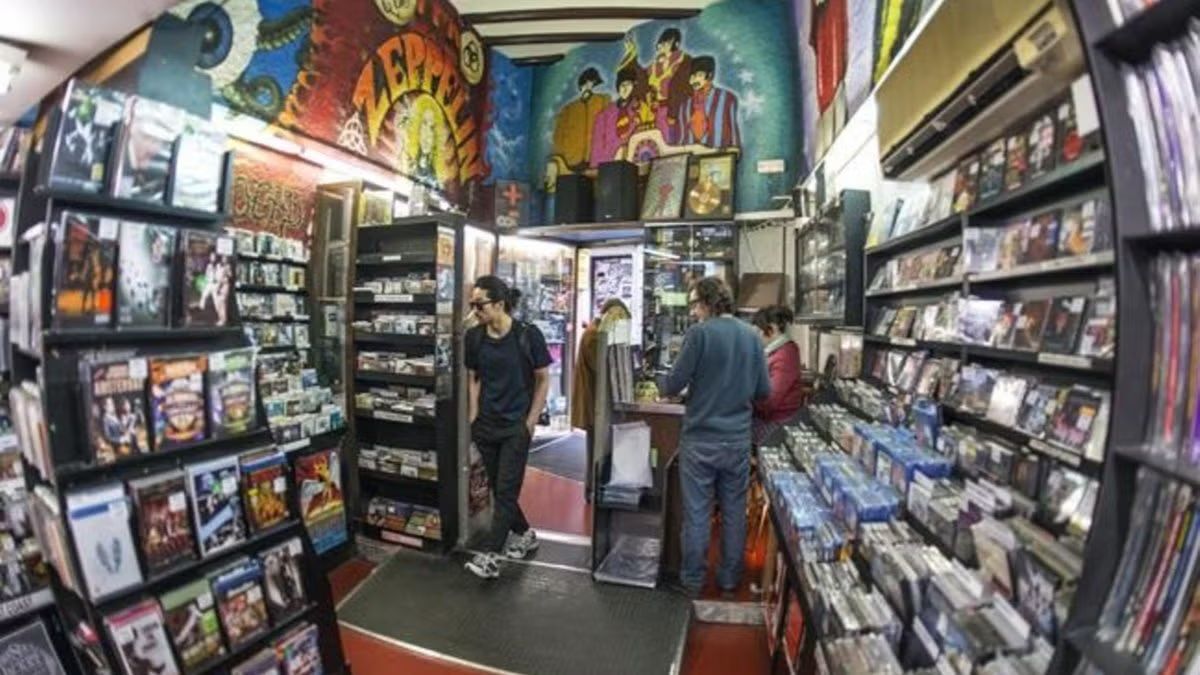 Visita  tiendas de música de calle Tallers, Visita a librería Altaïr y Peggi Sue