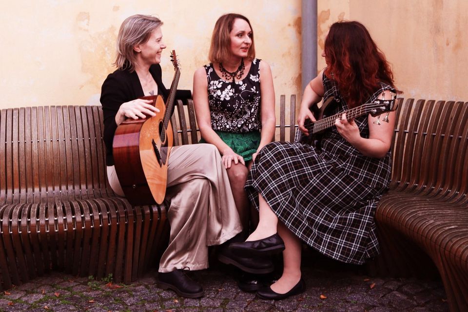Cake & Ale: female vocal harmony trio v Kaberně
