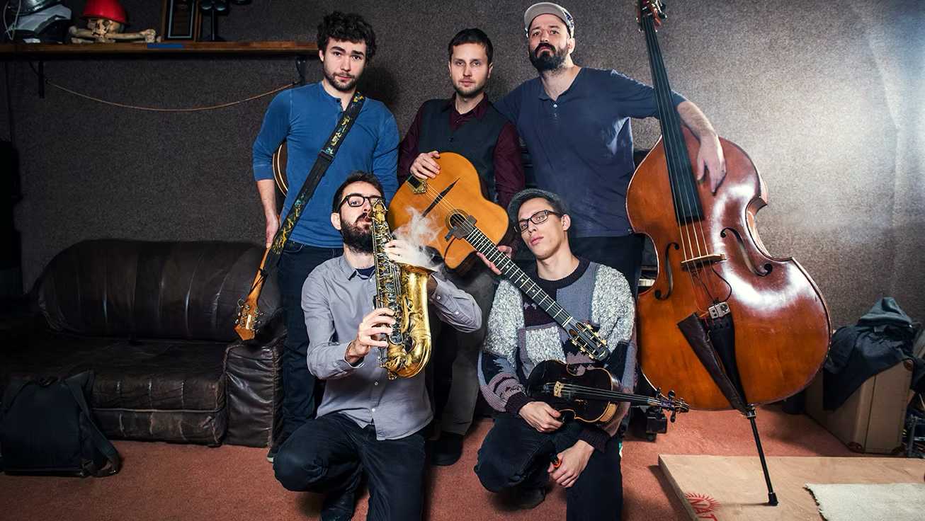 Futur Swing U Zavěšenýho Kafe