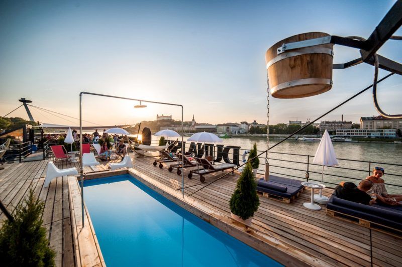 Oxbridge & Ivy League: Drinks on a boat