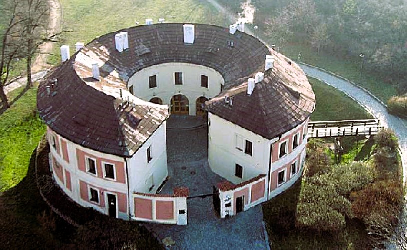 Roztyly – Chodovská tvrz – Chodov – vycházka pro seniory