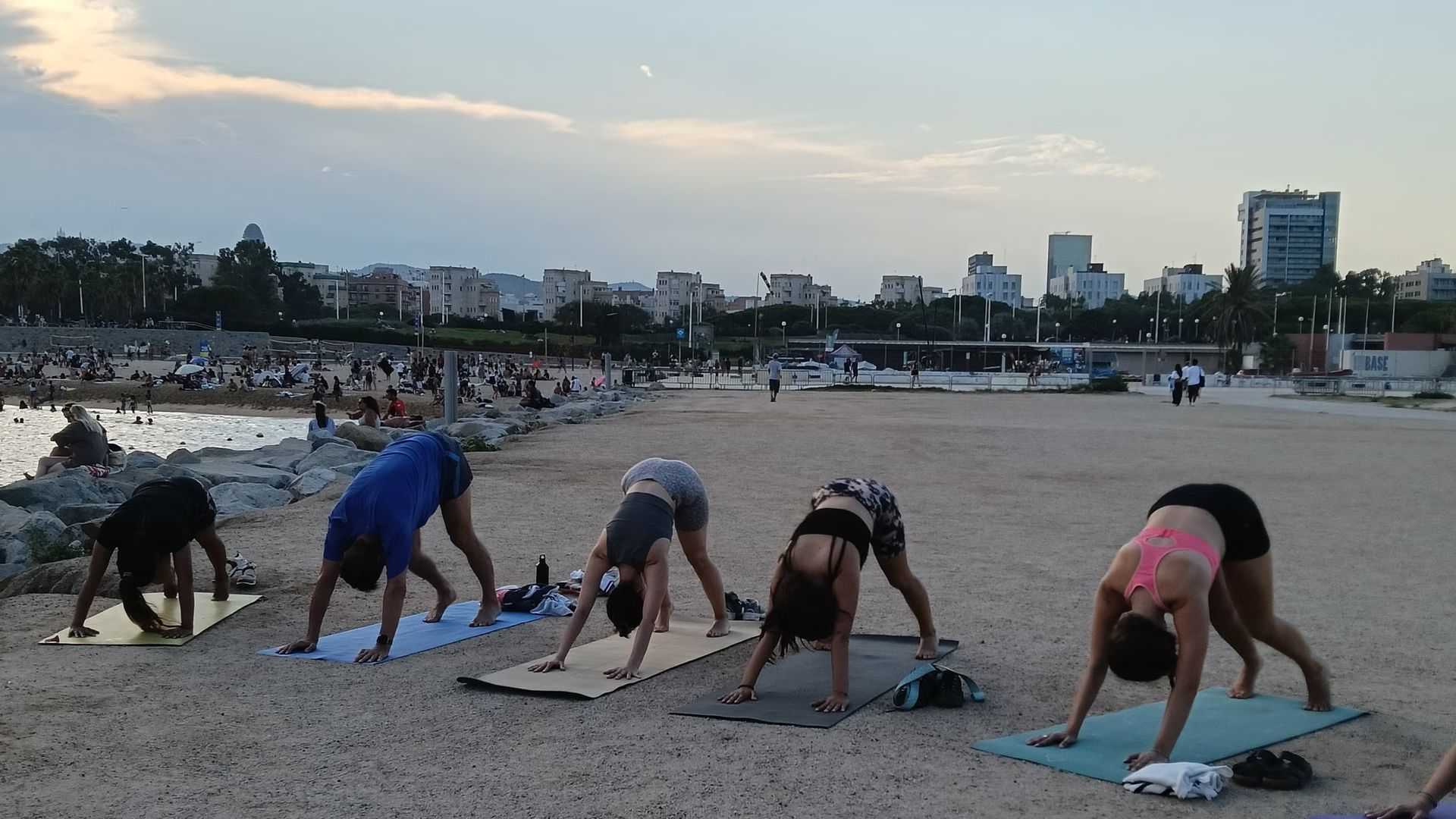 🌇Sunset yoga 🧘‍♀️ HATHA-VINYASA (todos niveles) cerca del mar 🌊