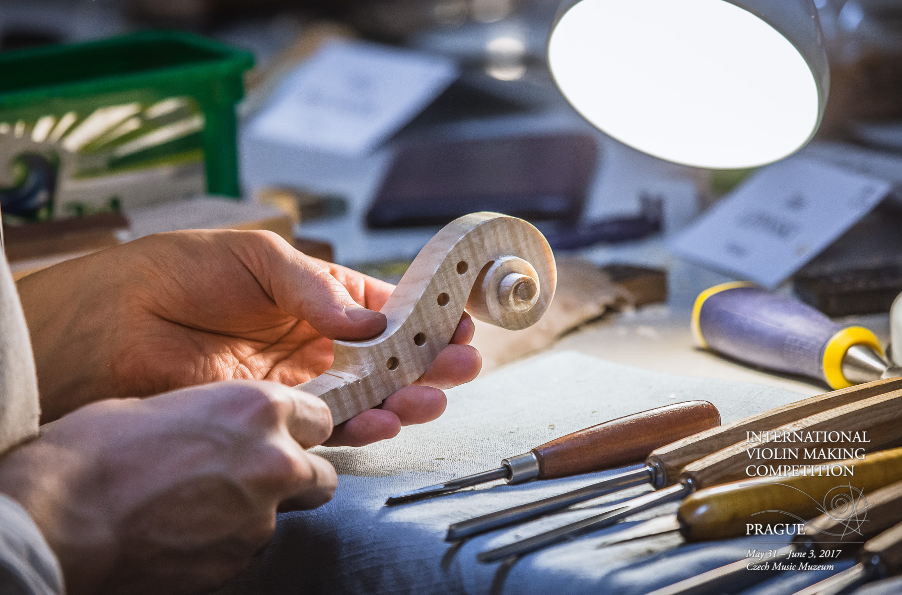 International Violin Making Competiton Prague: soutěž v řezbě hlavice, koncert Dua Teres
