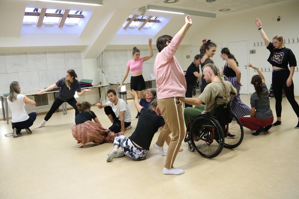 DanceAbility - vedená lekce pohybové improvizace