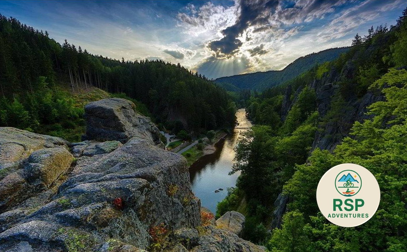 Hiking to the Castle Loket along the Ohře river