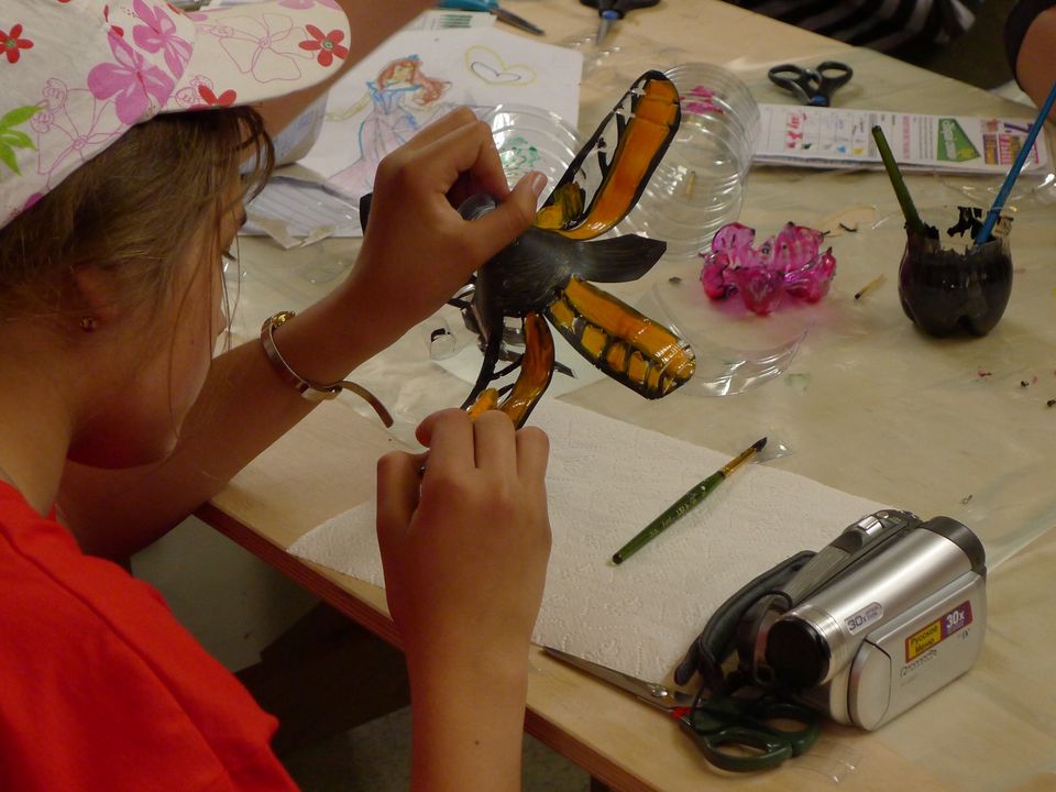 Workshop Motýli Monarchové s Veronikou Richterovou - up-cycling z petlahví na zámku Veleslavín