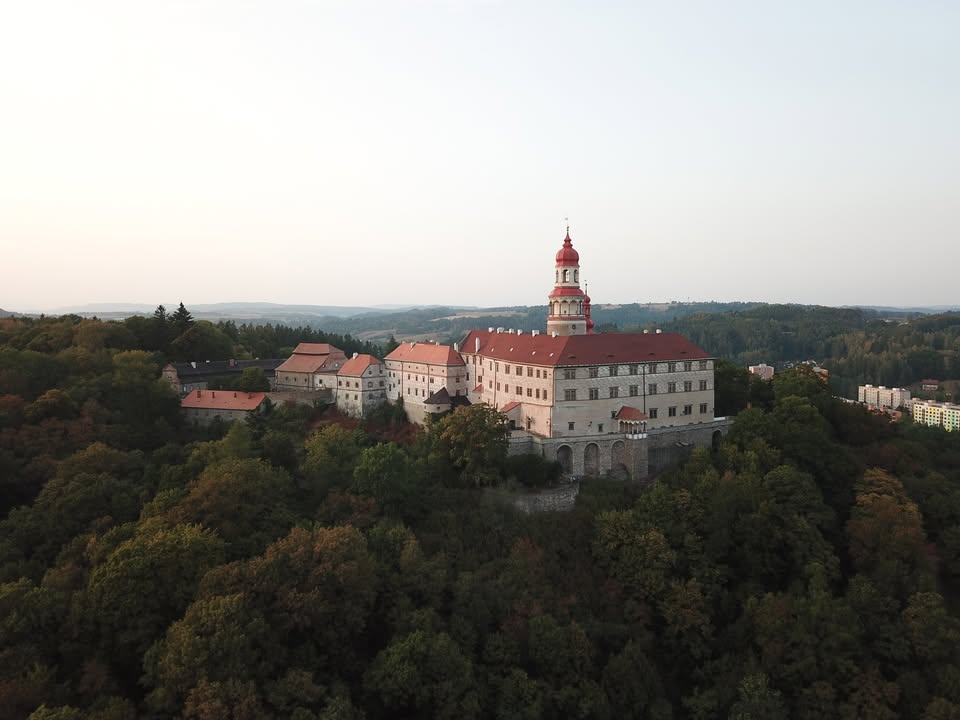 Hovory s kastelány: O zámku Náchod s Petrem Ťažkým