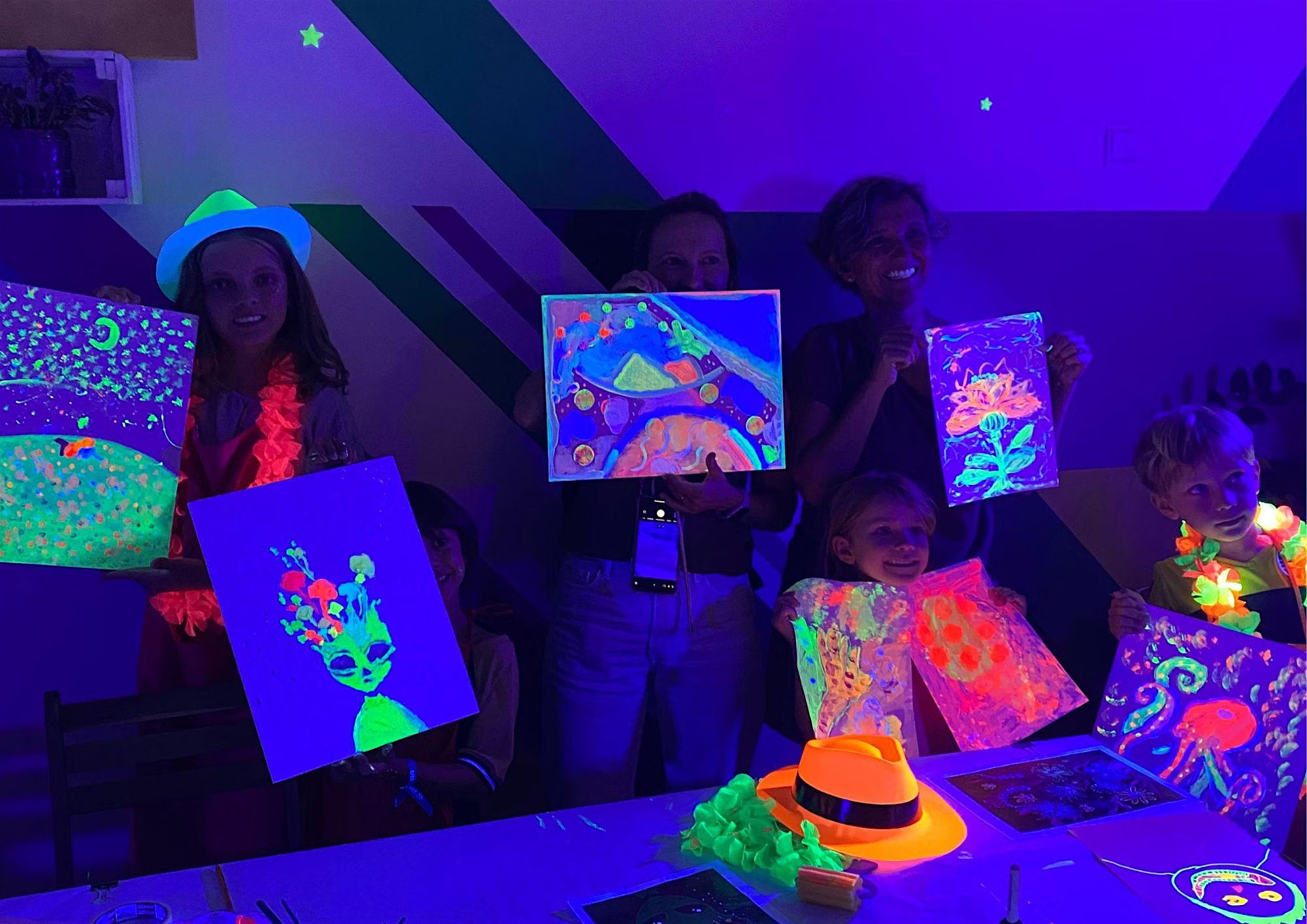 PAINT IN THE DARK FOR KIDS workshop