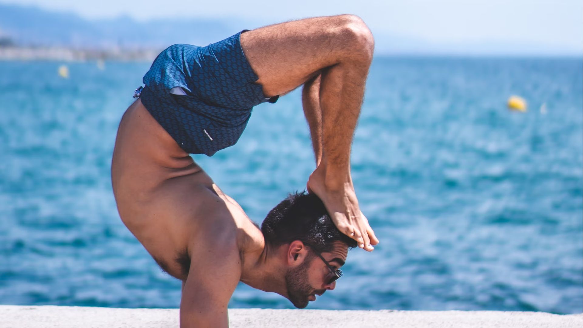 BEACH YOGA at the Bogatell Breakwater (in Spanish & in English)