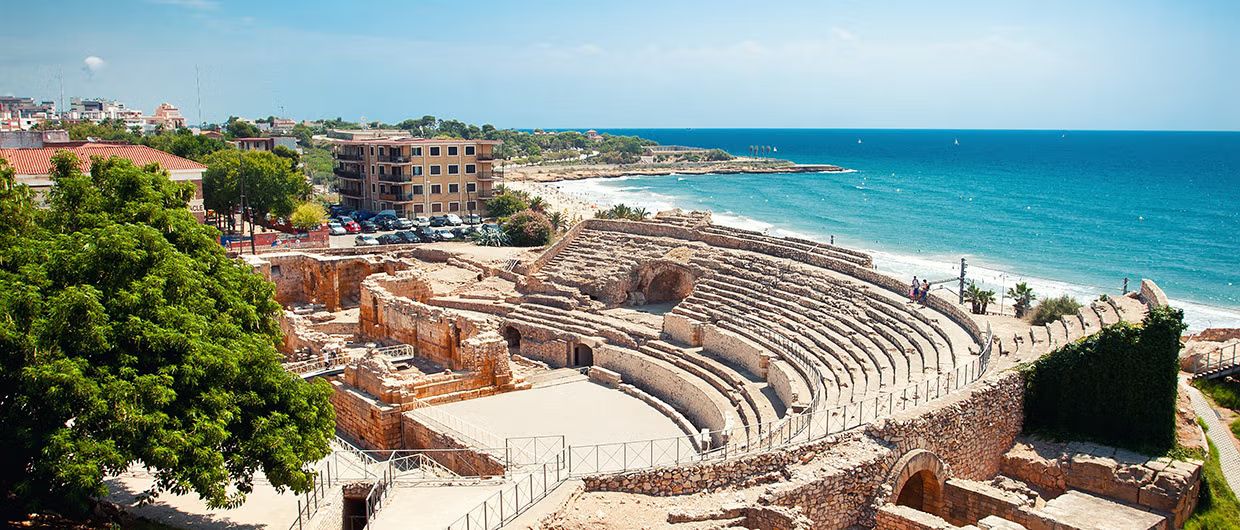 Tárraco: del pasado romano a la playa y el barrio marinero del Serrallo