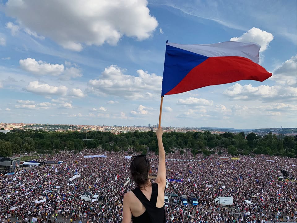 Príbeh najväčších protestov v Čechách - Chvilky naděje + diskusia s režisérkou Amáliou Kovářovou