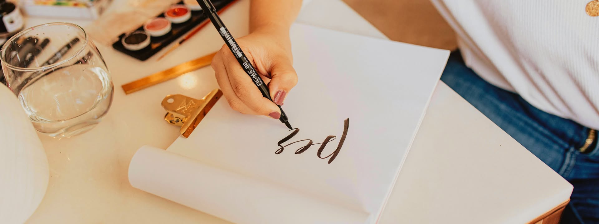 WORKSHOP ✨ Kaligrafie, víno a psaní na sklenky 🍷🖋️