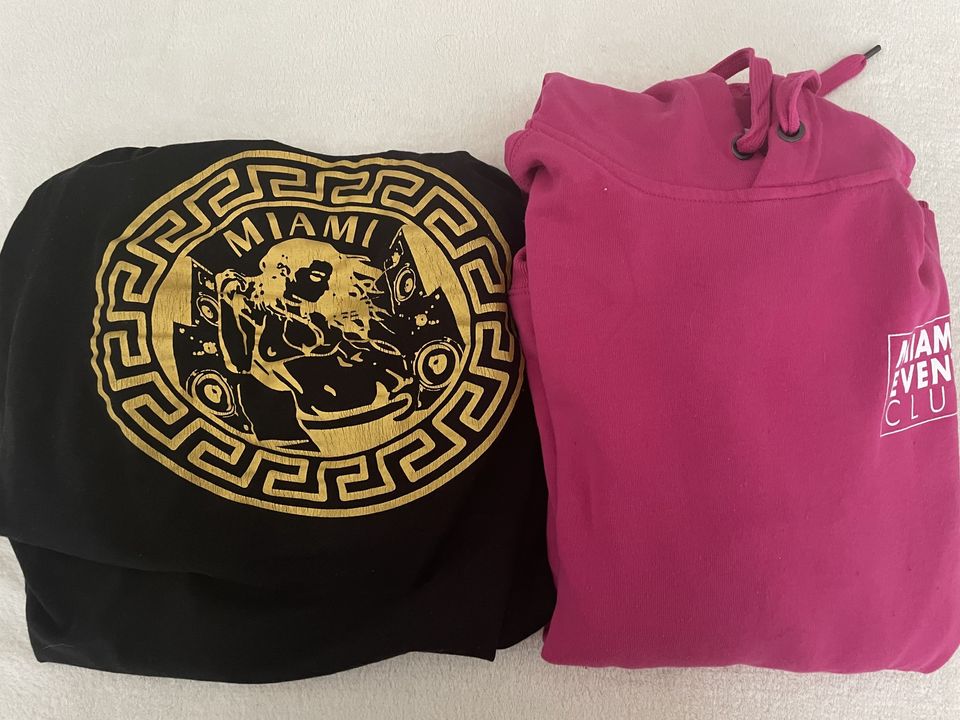 MERCH TRIČKÁ & MIKINY
