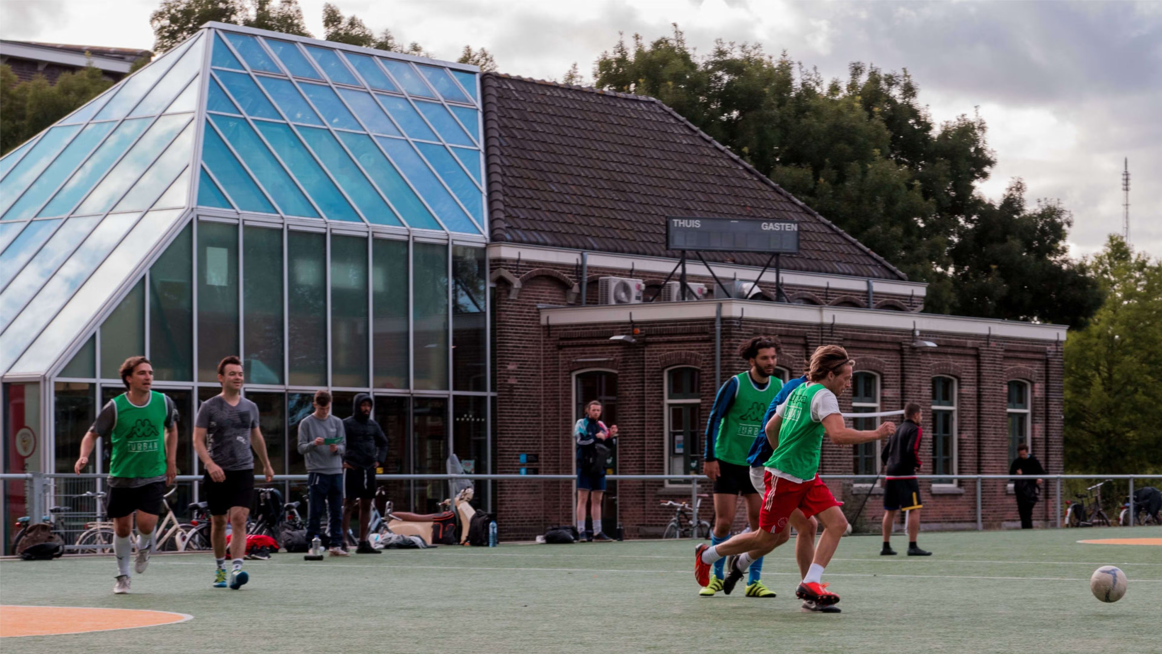 Play football at Westerpark