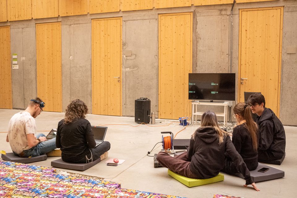 Nové uši – kreatívne počúvanie a programovanie hudby / workshop pre mládež