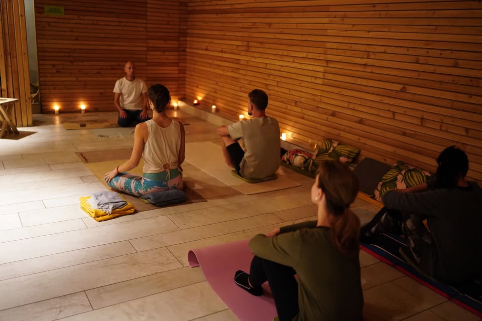 TAO JÓGA A CELOSTNÍ CVIČENÍ V TAŘE a MAGICKÝ KOUŘOVÝ RITUÁL