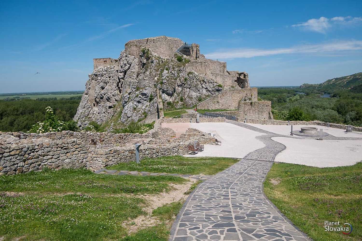 Hradná cesta časom