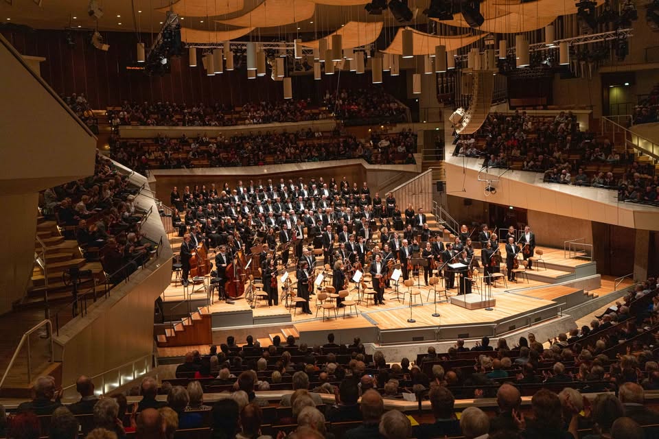 Edward Gardner dirigiert Szymanowskis „Stabat mater“