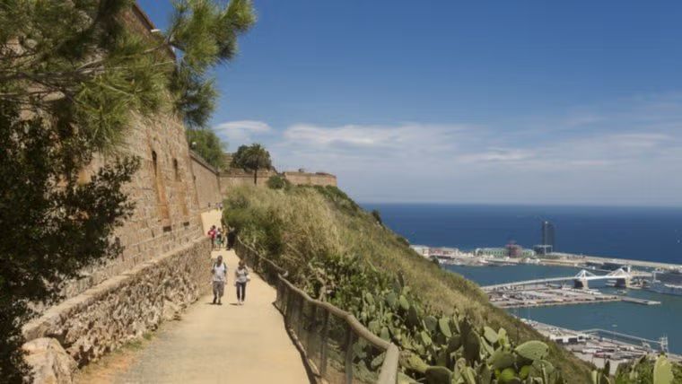 Paseo vespertino por la vertiente marítima de Montjuïc:jardines, miradores y mar
