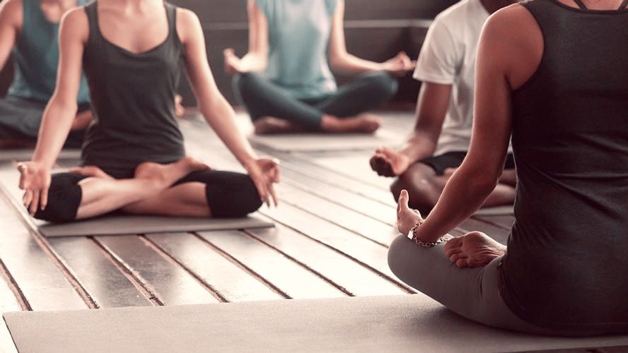 ZRUŠENO KVŮLI NEMOCI 🧘‍♀️ Jarní jóga ve Veleslavínském zámečku 🌿