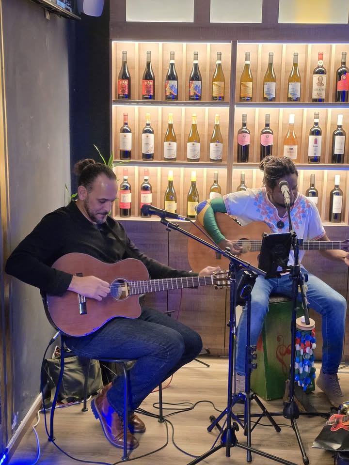 Devanil & Brian live music