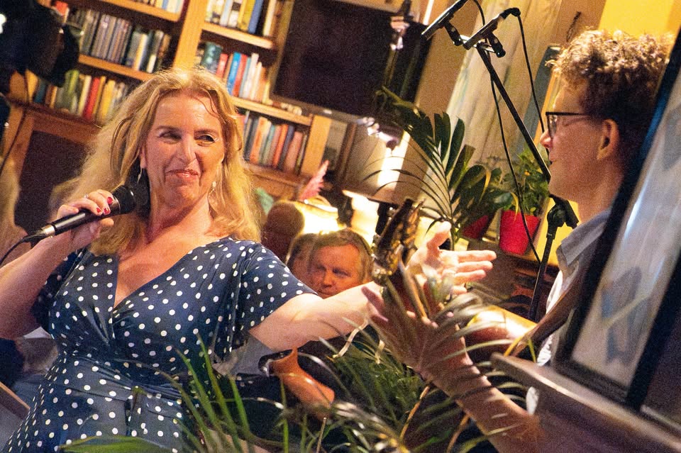 Duo: Simone Honijk; vocals and Durk Hijma: guitar