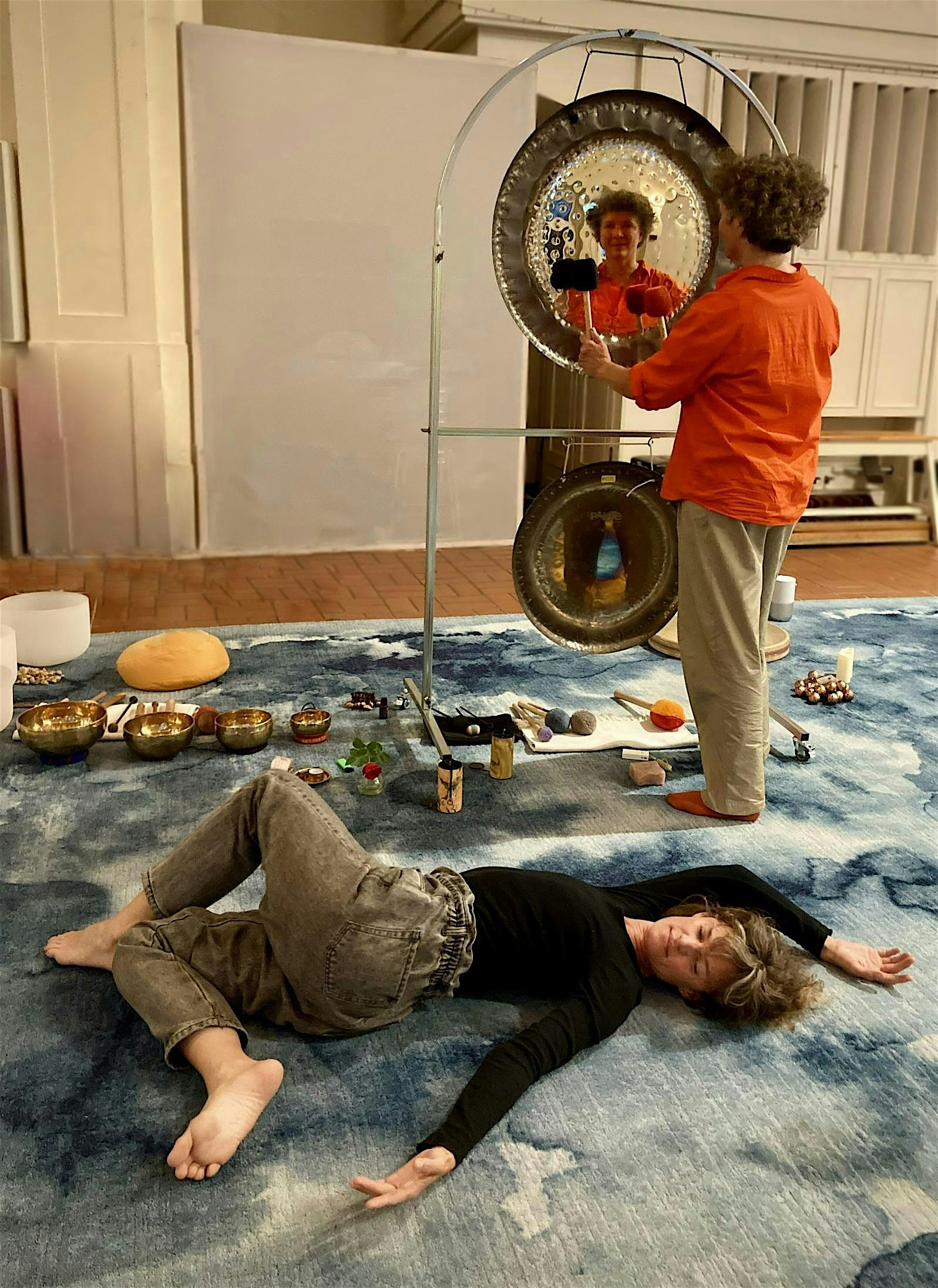 Movement through Gongs mit Christina & Birte